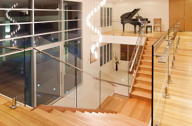 Стеклянные конструкции на заказ: индивидуальные решения для дома и бизнеса